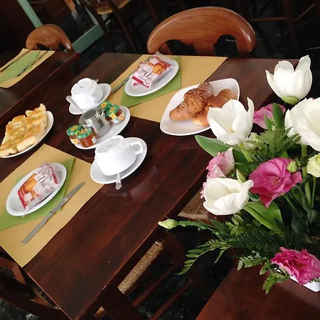 La Neigra * Σέστρι Λεβάντε